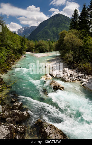 Pulire freddo acqua verde smeraldo della tomaia Soca River Valley vicino a Bovec Slovenia con Veliko Spicje di montagna delle Alpi Giulie Foto Stock