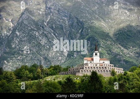 St Anton chiesa alla Prima Guerra Mondiale Memorial Cemetery ossario dei caduti soldati italiani a Kobarid Slovenia con Krn montagne sullo sfondo Foto Stock