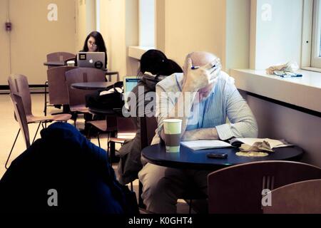 Gli studenti universitari e un professore si trovano a piccoli tavoli, al lavoro, sul Q-Level della Milton S. Eisenhower Library nel campus Homewood della Johns Hopkins University di Baltimora, Maryland, 2014. Cortesia Eric Chen. Foto Stock