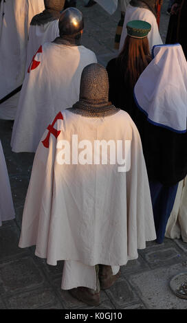 Venezia,Italy-February 26th, 2011: la gente mascherata in cavalieri templari marciando in una sfilata in costume il sestiere di Castello a Venezia durante il carnevale Foto Stock