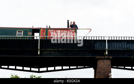 Narrowboat incrocio acquedotto Edstone sul Stratford-upon-Avon Canal, Bearley, Warwickshire, Regno Unito Foto Stock