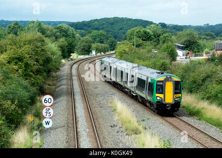 London Midland classe 172 treno diesel sul Birmingham-Stratford-upon-Avon riga vicino Bearley, Warwickshire, Regno Unito Foto Stock