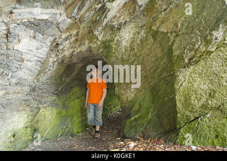 Rocce vicino alle rovine di Grevenburg, Traben-Trarbach, Moselle, Renania-Palatinato, Germania Foto Stock