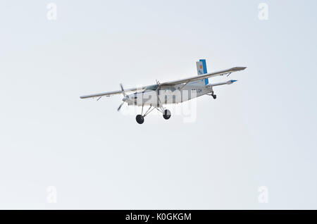 Aereo Pilatus PC-6/B2-H4 Turbo Porter è discendente in un angolo di terra oltre a Castellon de la Plana's airfield, dopo i paracadutisti hanno saltato. Foto Stock