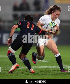 Inghilterra per donna Lydia Thompson è affrontato dalla Francia per donna Shannon Izar durante il 2017 Coppa del Mondo Donne, Semi finale corrisponde all'Kingspan Stadium di Belfast. Foto Stock