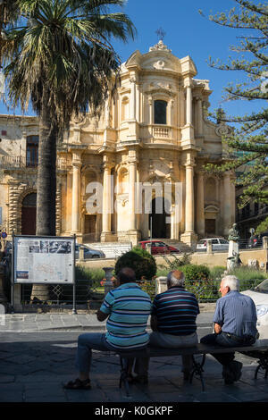 La facciata della chiesa barocca di San Domenico a Noto in Sicilia sud-occidentale, Italia. Foto Stock