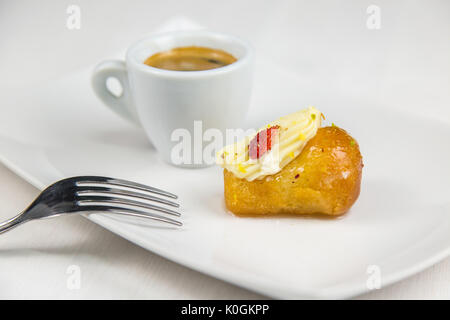 Babà napoletano e caffè sul bianco piatto bianco Foto Stock