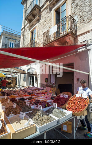 I dadi e la frutta secca per la vendita al mercato di Ortigia a Siracusa, Sicilia, Italia. Foto Stock