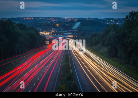 Sentieri di luce su una strada a doppia carreggiata in Devon, Regno Unito Foto Stock