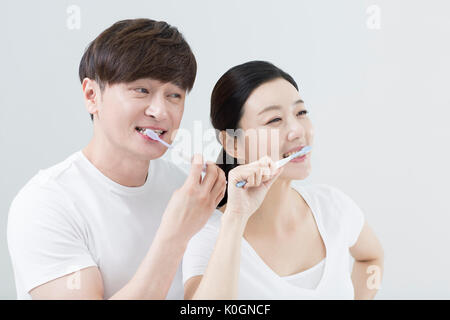 Ritratto di giovane armonioso lavarsi i denti Foto Stock