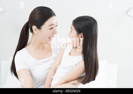 Ritratto di Madre sorridente ragazza e avvolgente Foto Stock