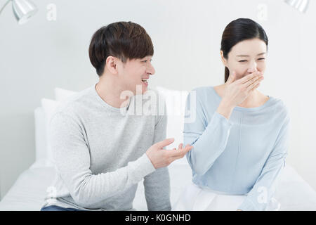 Ritratto di uomo con alito cattivo e la donna che soffre di esso Foto Stock