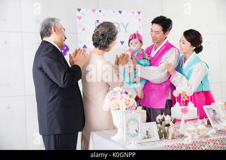 Armoniosa famiglia grande in prima festa di compleanno Foto Stock