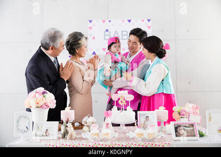 Armoniosa famiglia grande in prima festa di compleanno Foto Stock