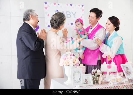 Armoniosa famiglia grande in prima festa di compleanno Foto Stock