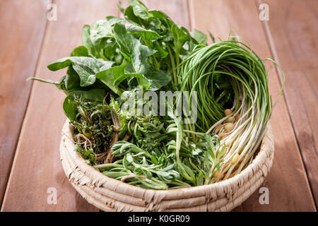 Varie fresche verdure a molla in un cestello Foto Stock