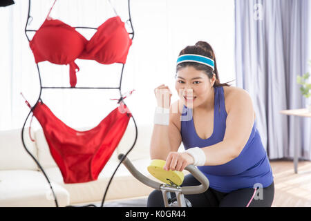 Giovane donna grassa di decidere di perdere peso Foto Stock