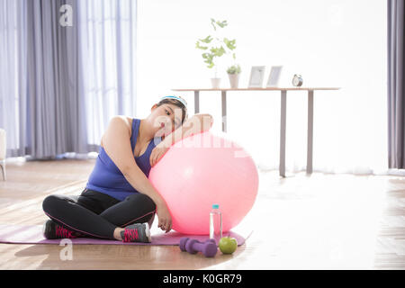 Giovane donna grassa stanchi di esercizio Foto Stock