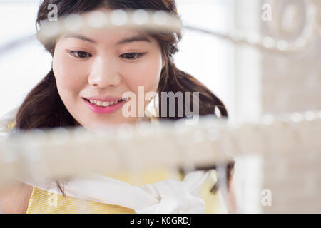 Ritratto di giovane sorridente donna grassa Foto Stock
