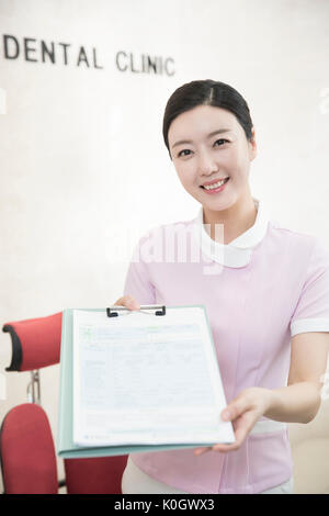 Ritratto di donna sorridente igienista dentale che mostra il grafico Foto Stock