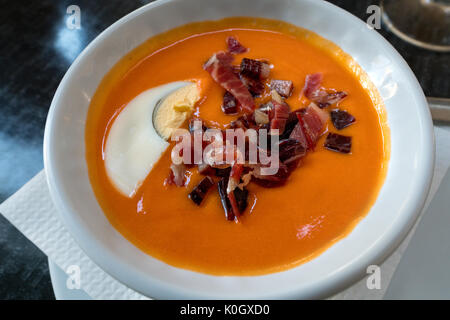 Piastra Salmorejo servita in un ristorante a Siviglia, in Andalusia, Spagna Foto Stock