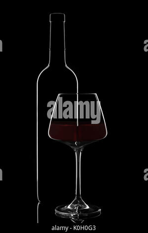 Una bottiglia di vino e un bicchiere. Vinificazione. Gormandize. Still Life Foto Stock