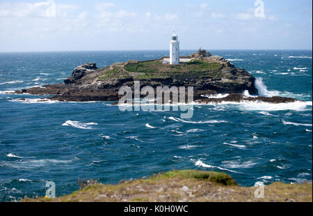 Godrevy Lighthouse, St Ives Bay, Cornwall, Regno Unito, naufragi e onde Foto Stock