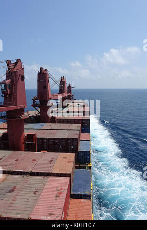 Navigazione della nave oceano tranquillo Foto Stock