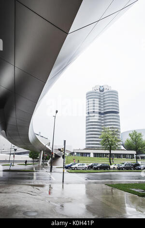 Monaco di Baviera, Germania - 24 maggio 2016. La sede della BMW ha una forma a quattro cilindri nel motore di una macchina ed è stato progettato da Karl Schwanzer. L'edificio è stato dichiarato come un edificio protetto dal 1999 ed è la sede mondiale per la BMW per oltre quarant anni di Monaco di Baviera, Germania. Foto Stock