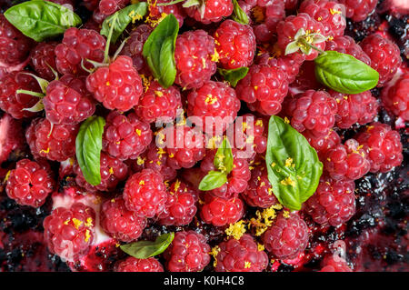 Pavlova cake top con berry. lampone e il basilico e la scorza di limone Foto Stock