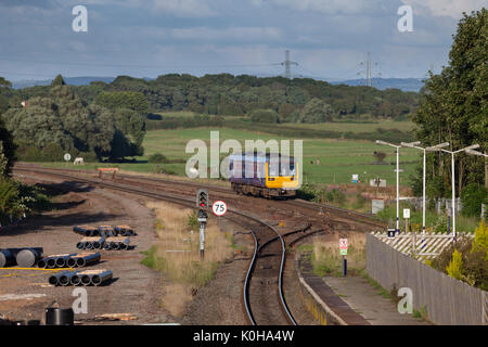 Rampa settentrionale Pacer treno arriva a Kirkham & Wesham lavorando il 1821 Colne - Blackpool sud (lavori in corso in connessione con la elettrificazione) Foto Stock