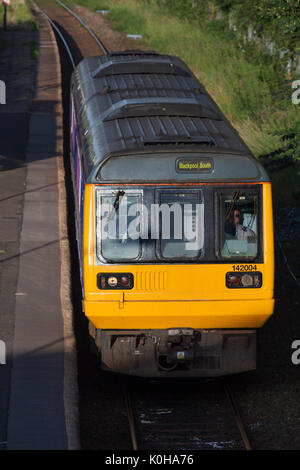 Ferroviaria settentrionale treno dello stimolatore a Kirkham & Wesham lavorando il 1821 Colne - Blackpool Sud Foto Stock