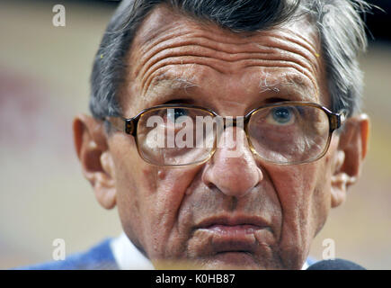 Tampa, FL -- Penn State Coach Joe Paterno affronta i seguenti supporti la Outback Bowl Gennaio 1, 2011 a Tampa, in Florida. Foto di Tim Boyles Foto Stock