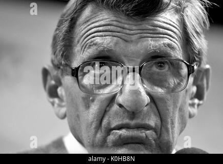 Tampa, FL -- Penn State Coach Joe Paterno affronta i seguenti supporti la Outback Bowl Gennaio 1, 2011 a Tampa, in Florida. Foto di Tim Boyles Foto Stock