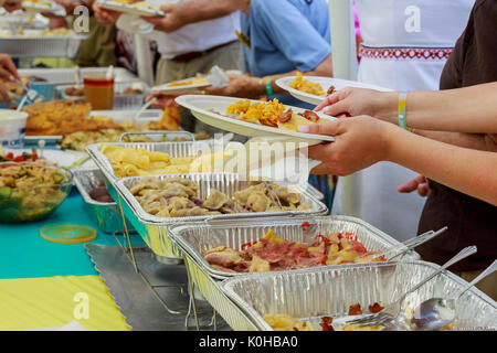 Un buffet su una vacanza sulla strada locale culinaria alimentari venduti al mercato di strada Foto Stock