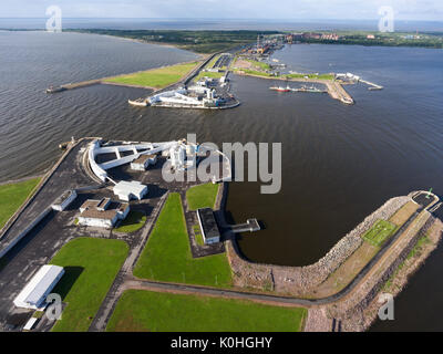 Vista superiore al passaggio di navigazione S-1 della diga di San Pietroburgo. Si tratta di una mareggiata barriera nella parte orientale del Golfo di Finlandia, Russia. Vista aerea Foto Stock