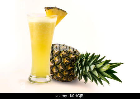 Bicchiere di succo di frutta fresco con ananas maturo e ananas frutta Foto Stock