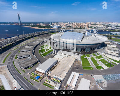 ST. Pietroburgo, Russia CIRCA AUG, 2017: vista complessiva a Isola Krestovsky con Stadium Arena di Zenit, WHSD highway e torre di Lakhta Center sotto cons Foto Stock