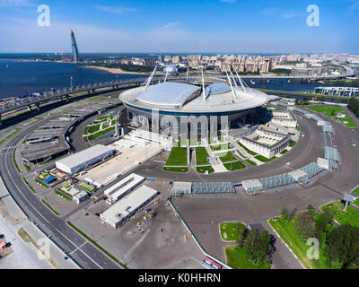 ST. Pietroburgo, Russia CIRCA AUG, 2017: nuova edificazione di stadium di Zenit Arena (l'Krestovsky Stadium), WHSD highway e torre del Centro Lakhta u Foto Stock