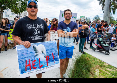 Miami Florida,Museum Park,March for Science,protesta,rally,segno,poster,manifestante,uomo maschile,insegnante,FL170430115 Foto Stock