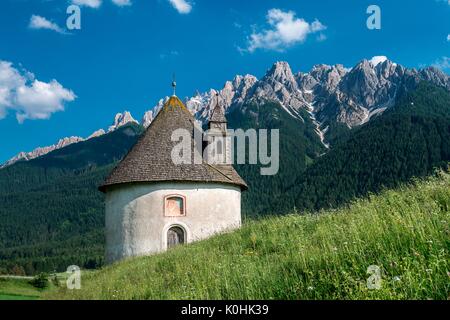 Dobbiaco, Dolomiti, Alto Adige, Italia. La Cappella di Lerschach. Sullo sfondo le cime del Monte Baranci/Croda dei Baranci Foto Stock