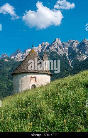 Dobbiaco, Dolomiti, Alto Adige, Italia. La Cappella di Lerschach. Sullo sfondo le cime del Monte Baranci/Croda dei Baranci Foto Stock