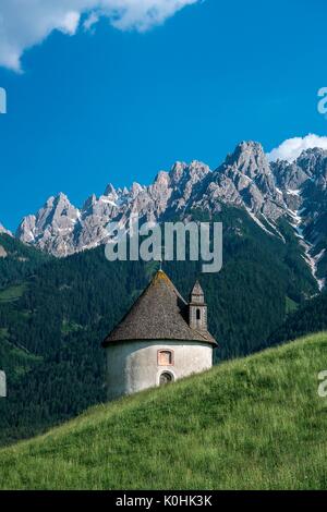 Dobbiaco, Dolomiti, Alto Adige, Italia. La Cappella di Lerschach. Sullo sfondo le cime del Monte Baranci/Croda dei Baranci Foto Stock