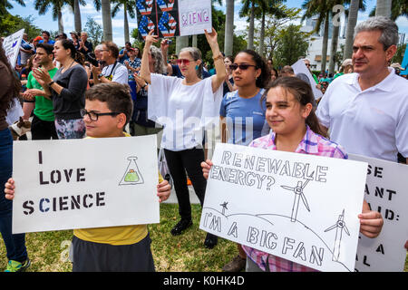 Miami Florida,Museum Park,March for Science,protesta,rally,segno,poster,manifestante,famiglia genitori genitori bambini,ragazzi,ragazzi maschi bambini c Foto Stock