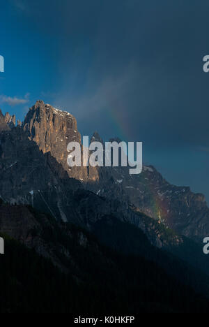 Passo Rolle, Dolomiti, Trentino, Italy. Rainbow nella Pala montagne con le vette della Cima di sfera e il Sass Maor Foto Stock