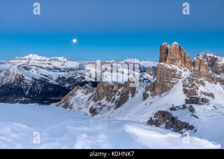 Nuvolau, Dolomiti, Veneto, Italia. Ora blu e la luna piena nelle Dolomiti con le cime del Monte Sella gruppo e l'Averau Foto Stock