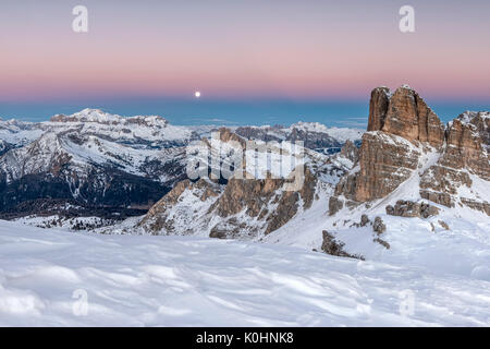 Nuvolau, Dolomiti, Veneto, Italia. Tramonto e luna piena nelle Dolomiti con le cime del Monte Sella gruppo e l'Averau Foto Stock