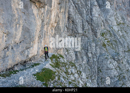 Il Sorapiss, Dolomiti, Veneto, Italia. Scalatore sulla via ferrata Vandelli Foto Stock