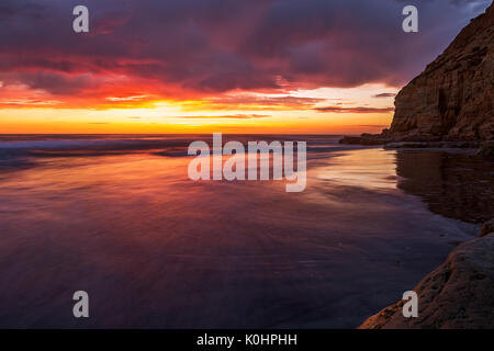Tramonto colorato sull'oceano sulla spiaggia di del Mar, California Foto Stock