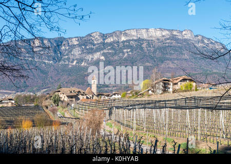 Caldaro, Provincia Autonoma di Bolzano Alto Adige - Italia Il piccolo borgo di Monticolo Montiggl/ Foto Stock